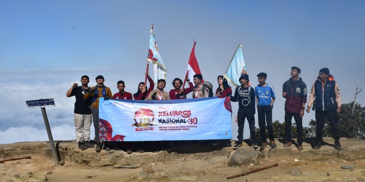 Tim Ekspedisi Saka Kencana Dan Forum Genre Sukses Kibarkan Bendera Harganas Di Puncak Ciremai