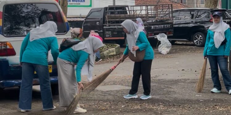 DWP Diskominfo Turut Andil, Aksi Nyata Kartini Hadirkan Kepedulian Lingkungan di Pasar Baru Kuningan
